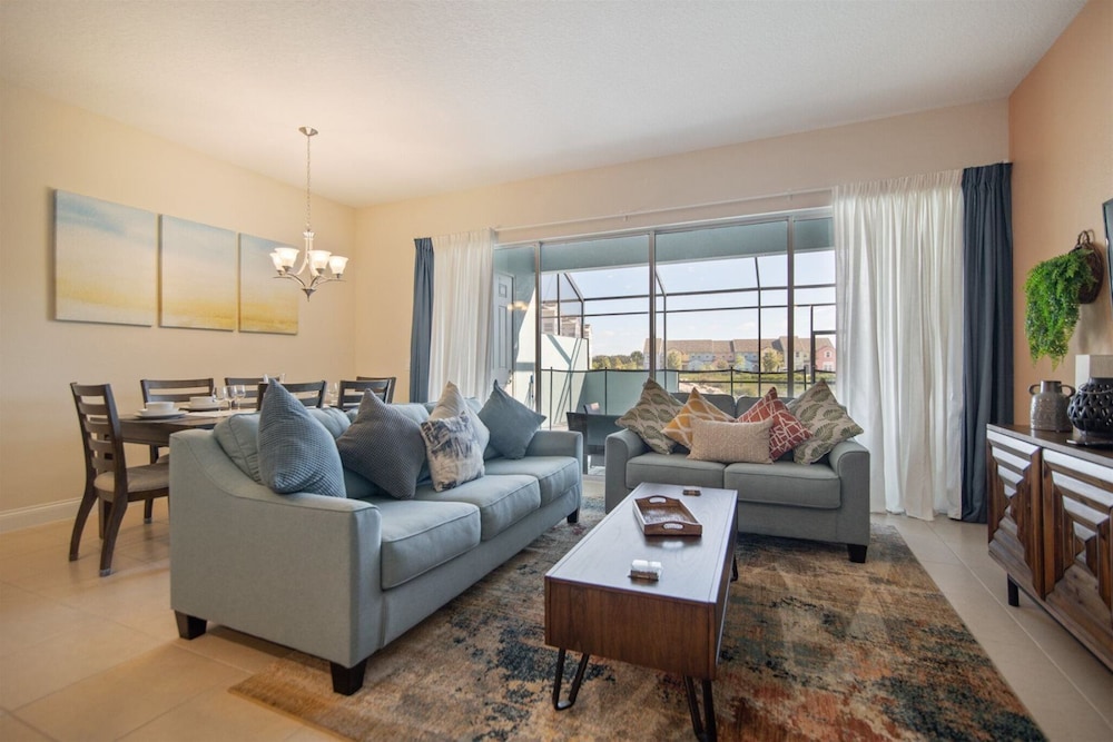 4BR Festival Townhome in Davenport, United States