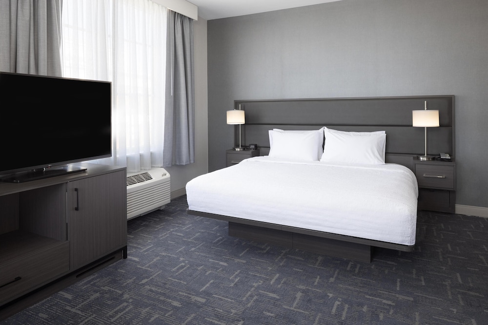 Hampton Inn & Suites Portsmouth Downtown - photo 14
