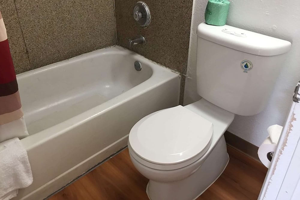 Travelodge by Wyndham San Antonio Lackland AFB North - photo 7