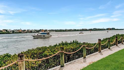 Spacious 2BR condo on Siesta Key with private beach access — 4-Star Luxury Hotel in Siesta Key, United States