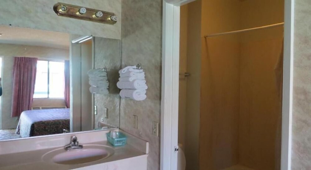 Bristol Motel - photo 16