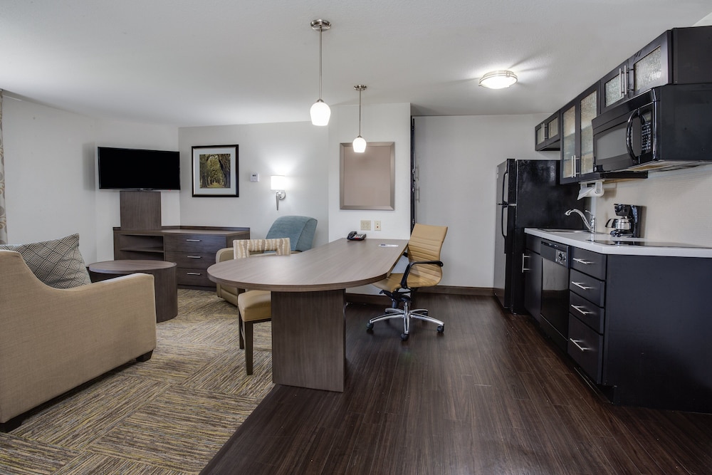 Candlewood Suites Ft. Lauderdale Airport Cruise an IHG Hotel - photo 16