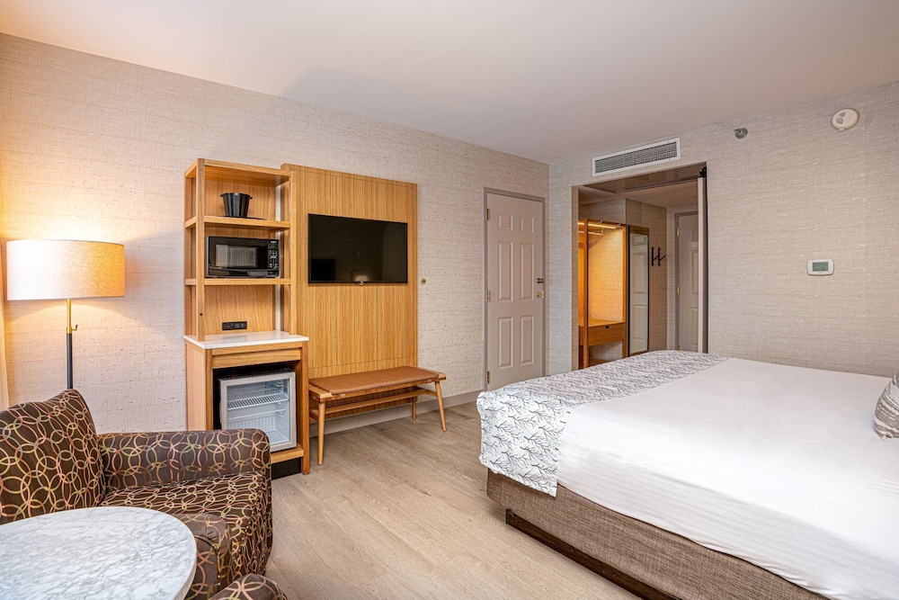 Midnight Rose & McGills Hotel & Casino - photo 8