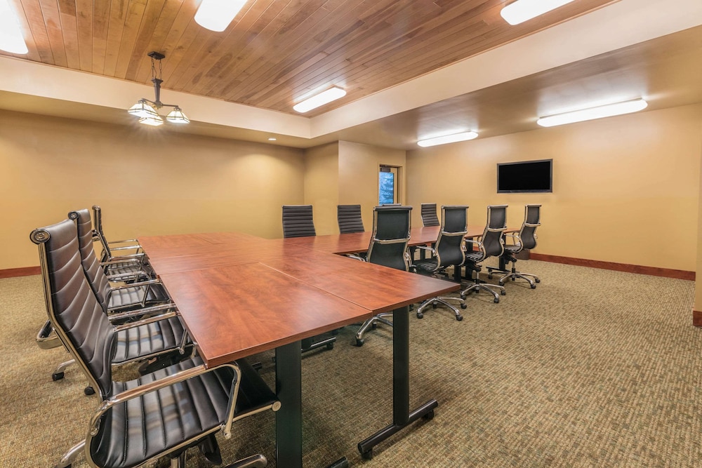 Clarion Hotel & Suites Williston - photo 28