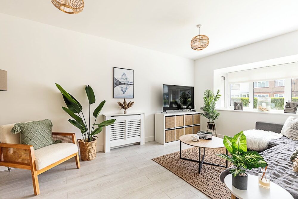 Semi detached House With Modern Bespoke Interior — 4-Star Luxury Hotel in London, United Kingdom