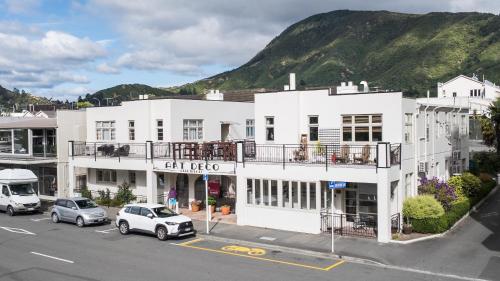 The Signal Stylish Deco Apt with Deck and Marina View — 4-Star Luxury Hotel in Picton, New Zealand