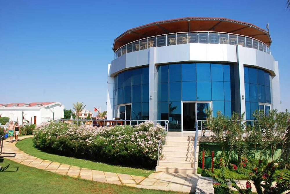 Yeldener Crystal Rocks — hotel in Famagusta