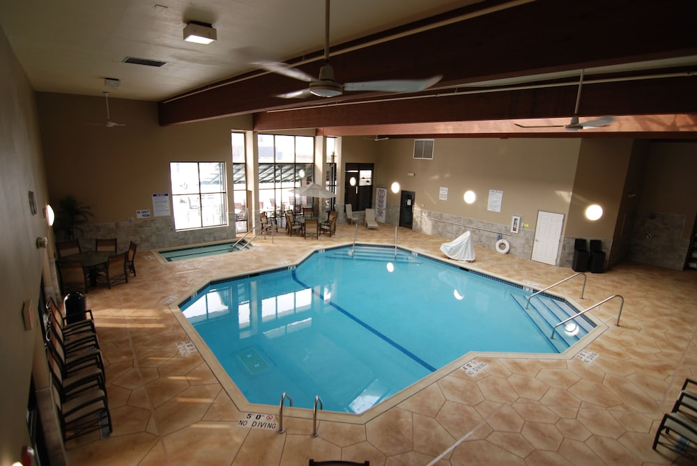 Express Suites Riverport Inn & Suites - photo 40