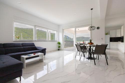 House Bartulovic Lucia Apartment with sea view — 4-Star Luxury Hotel in Ston, Croatia