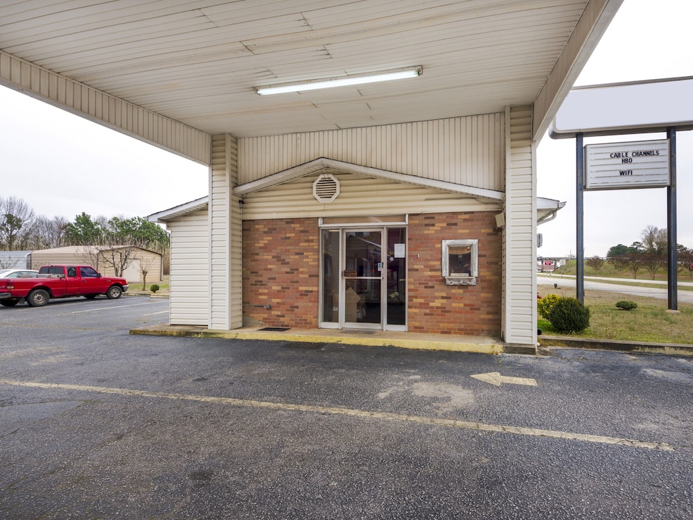 OYO Hotel Mauldin SC South Main Street - photo 2