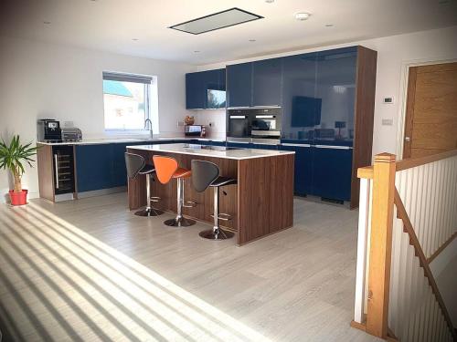 Relax in style at my stunning Holywell Beach home — 4-Star Luxury Hotel in Falmouth, United Kingdom