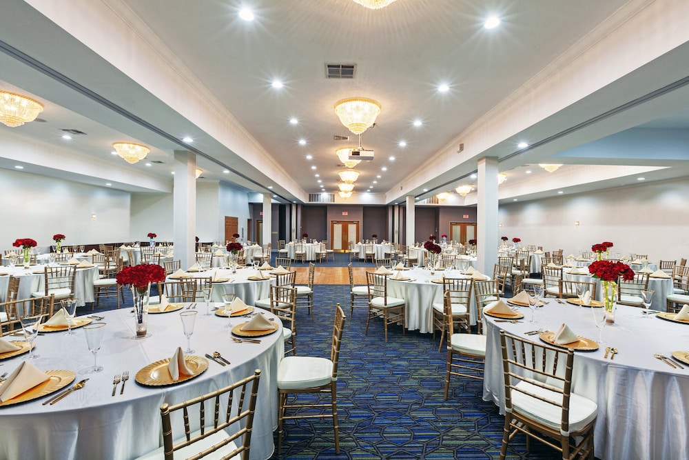 Holiday Inn Express Hotel & Suites Jenks by IHG - photo 38