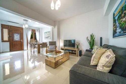 Stylish home comfortable holidays near the beach. — 4-Star Luxury Hotel in Panormos, Greece