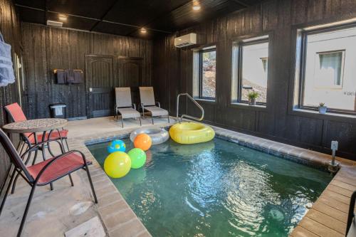 Family Cabin with Pool Gym Hot Tub Game Room — 4-Star Luxury Hotel in Pigeon Forge, United States