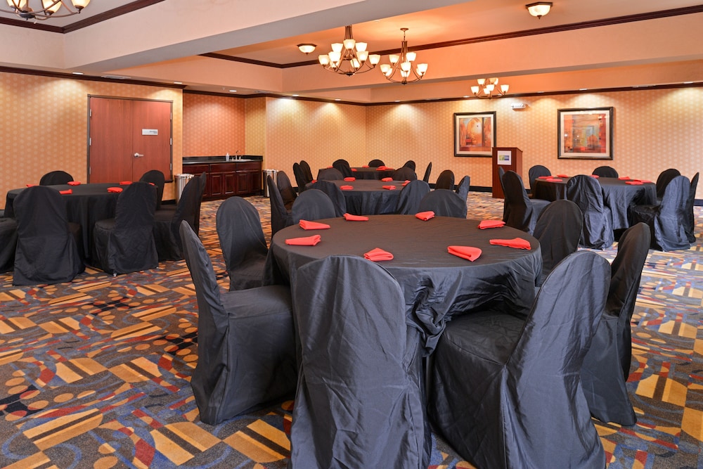 Holiday Inn Express Suites Van Buren Ft Smith Area by IHG - photo 72