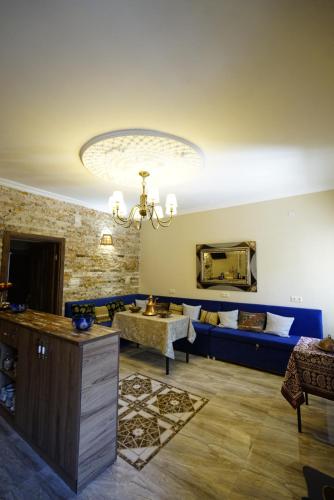 Hotel Daisy S Home