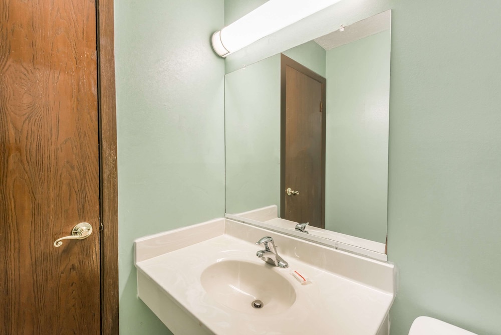 Days Inn & Suites by Wyndham Youngstown Girard Ohio - photo 22