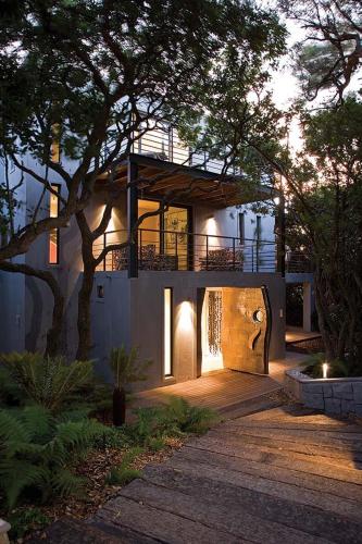 Umthunzi - carbon neutral hotel in Unknown City