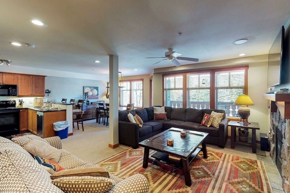 2307 Two Bedroom Den Deluxe Eagle Springs East 2 Hotel Room by RedAwning - photo 6