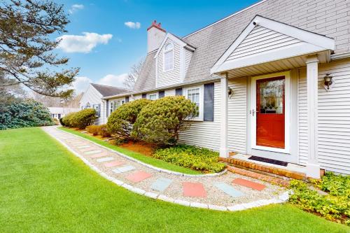 Coastal Charm on the Cape in Centerville, United States