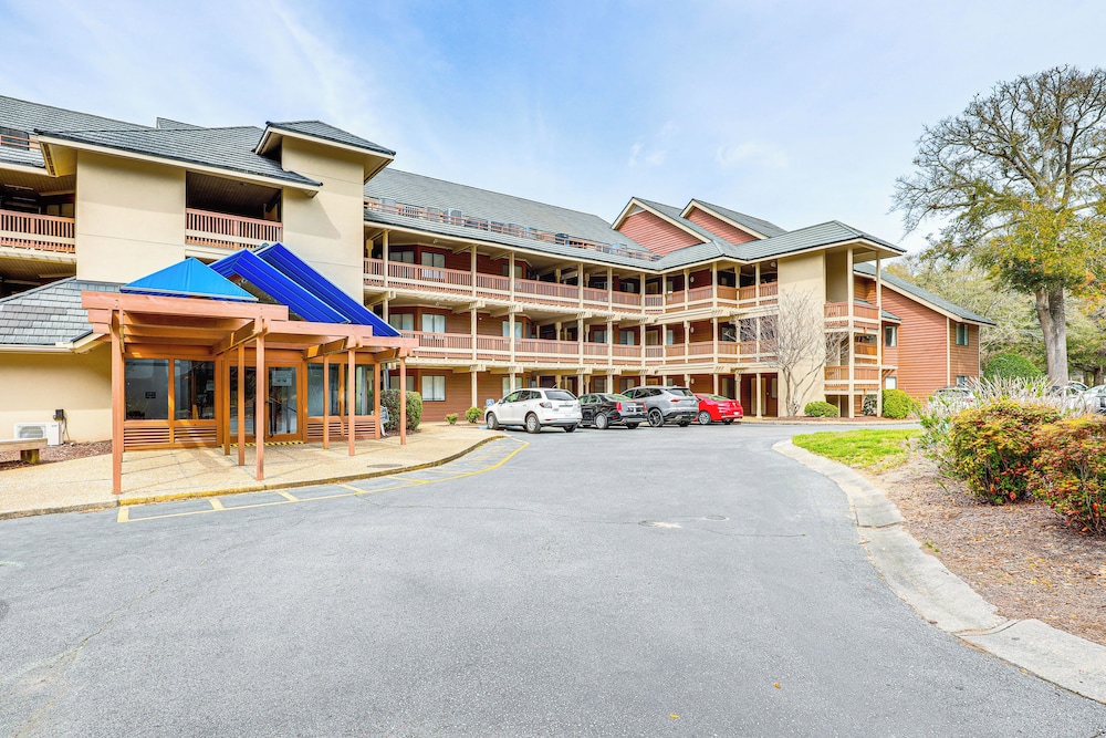 Beautiful Lakefront Condo Easy Walk to the Beach — 4-Star Luxury Hotel in Myrtle Beach, United States