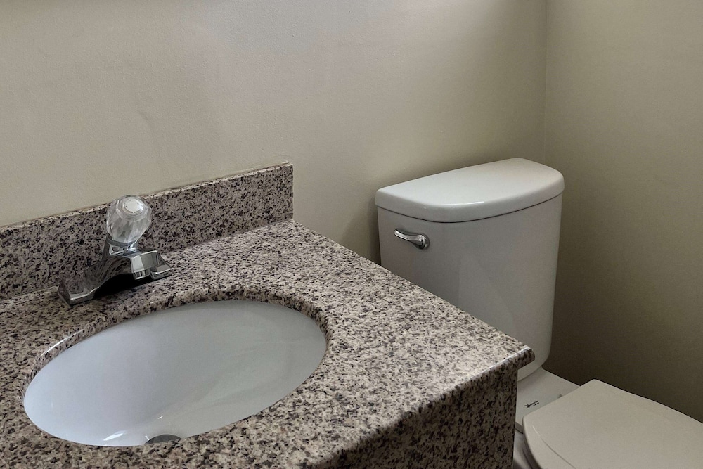 Travelodge by Wyndham Terre Haute - photo 9