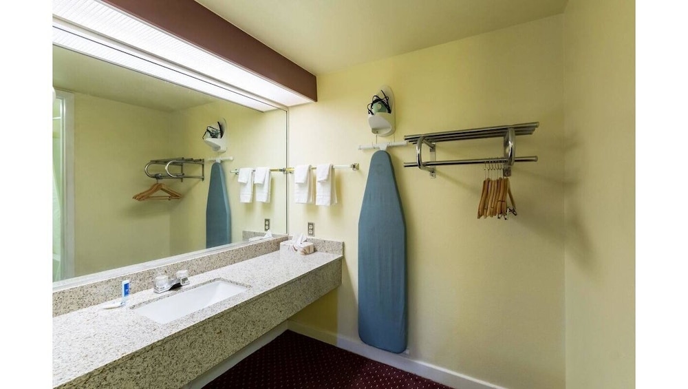 HillView Inn - photo 25
