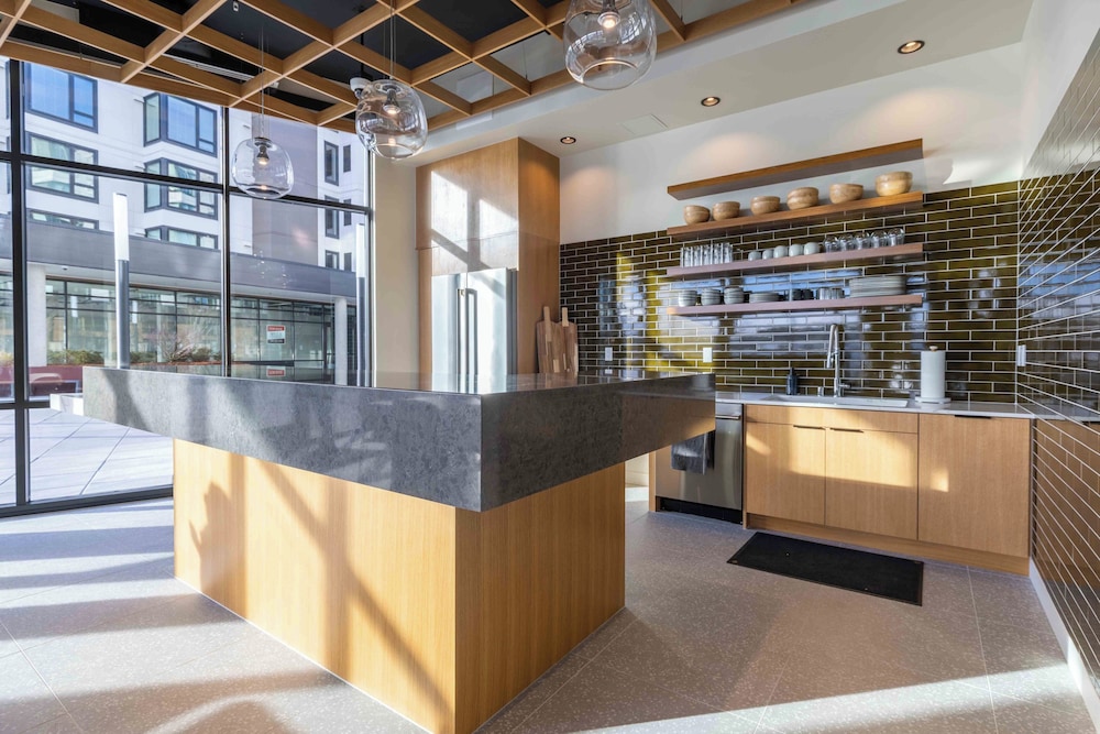 Marina Square Suites - photo 2