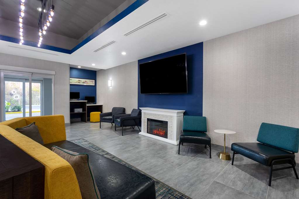 La Quinta Inn & Suites by Wyndham Tampa Central - photo 4