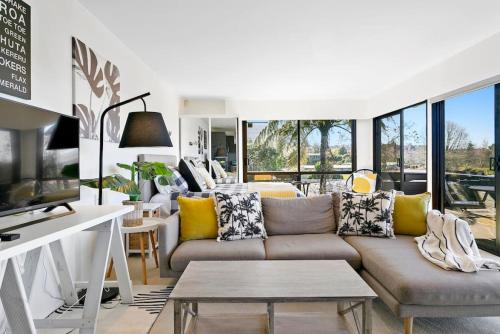Modern Private Retreat With Balcony and Lake Views — 4-Star Luxury Hotel in Taupo, New Zealand