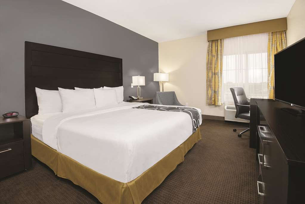 La Quinta Inn & Suites by Wyndham Karnes City Kenedy - photo 24