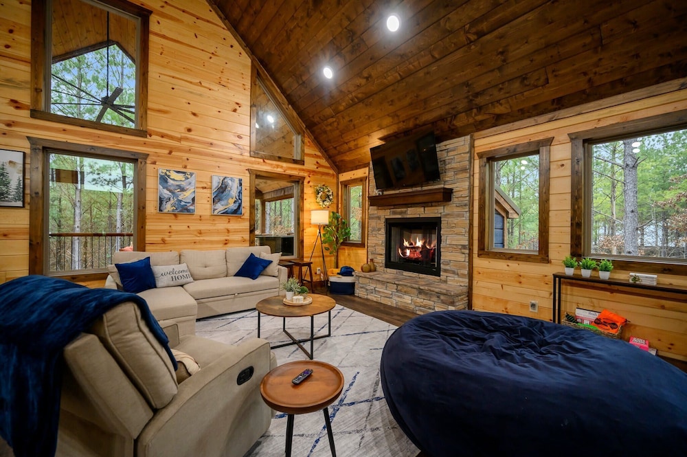 Red Fern Cabin Beauty Awaits — 5-Star Luxury Hotel in Broken Bow, United States