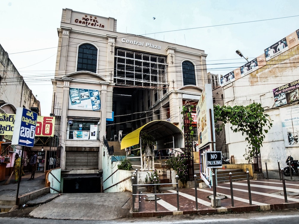 Capital O 12906 Amrutha Grand in Guntur, India