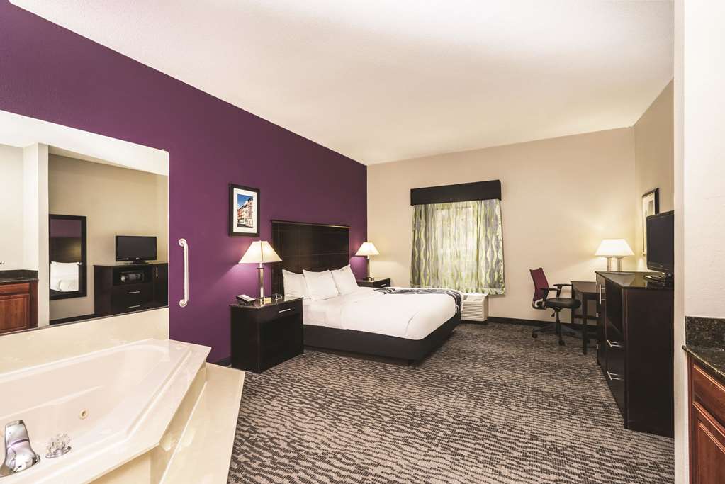 La Quinta Inn & Suites by Wyndham Louisville East - photo 23