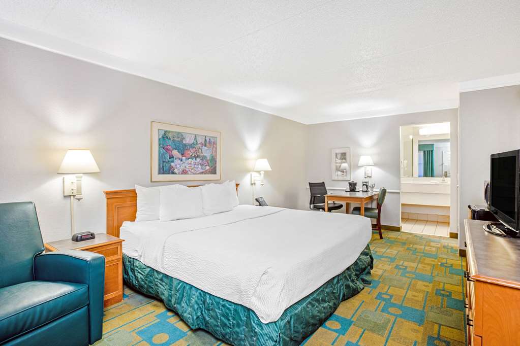 La Quinta Inn by Wyndham El Paso Cielo Vista - photo 18