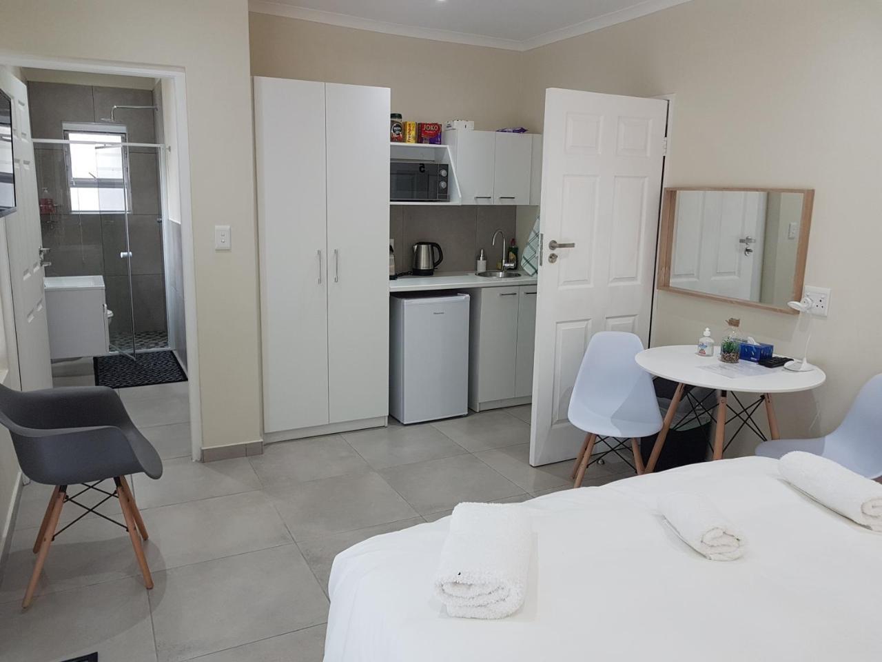 Sharon’s House: Modern Self Catering rooms
