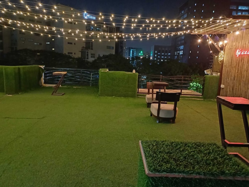 Roomshala 063 Cloud 29 - carbon neutral hotel in Gurgaon