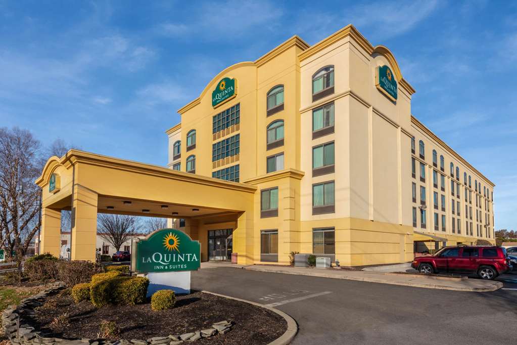La Quinta Inn & Suites by Wyndham Garden City - featured photo