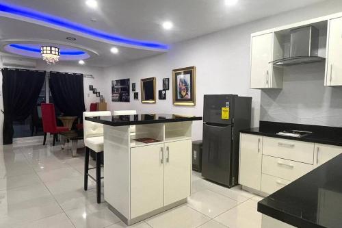 Sheryll Escapes Kandi Palace 9 floor 1BR Housekeeping Netflix — 4-Star Luxury Hotel in Angeles City, Philippines