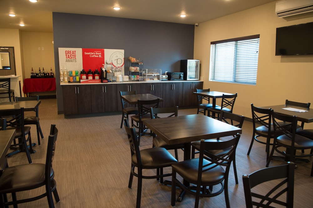 Cobblestone Inn & Suites Forest City - photo 32
