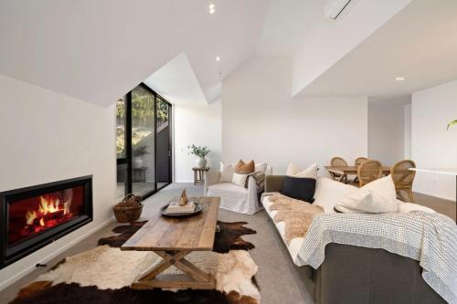 Contemporary 3 Bedroom House with Stunning View — 4-Star Luxury Hotel in Queenstown, New Zealand