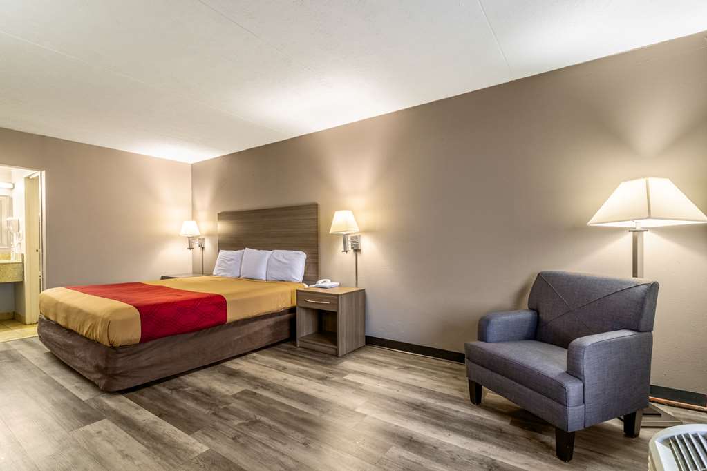 Econo Lodge Seymour - photo 17