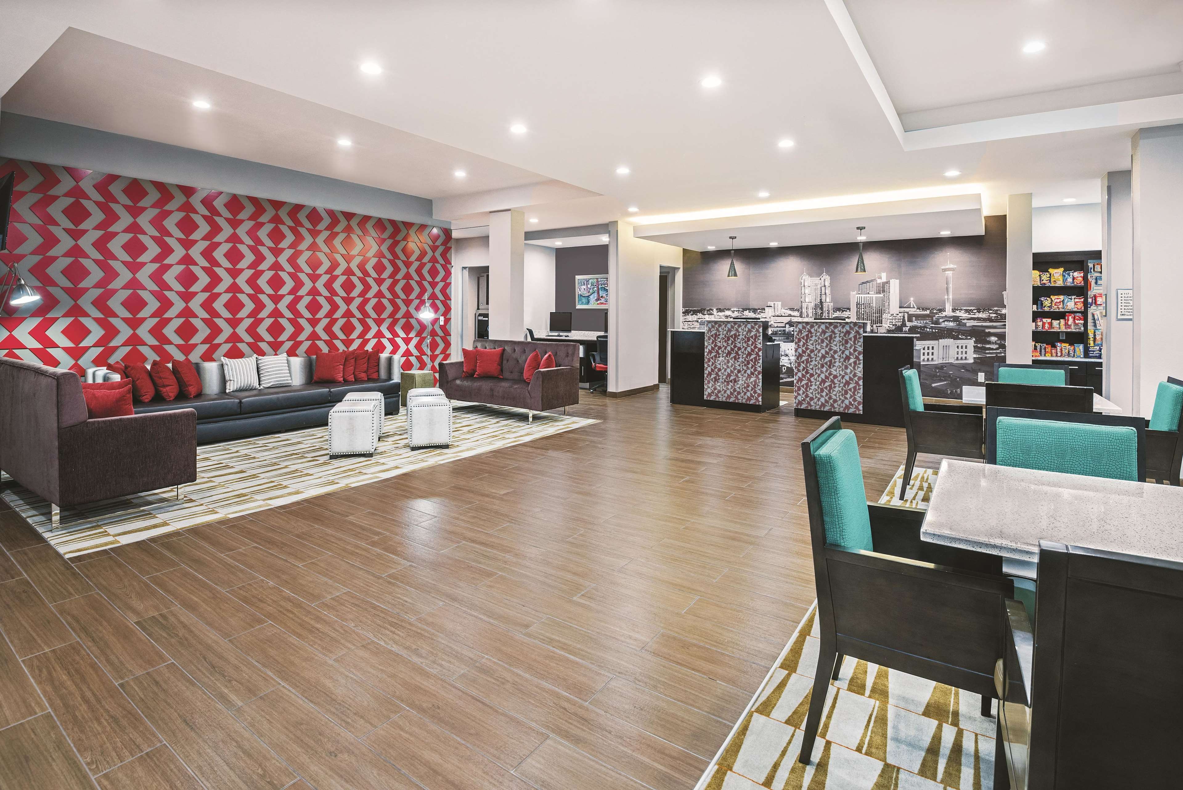 La Quinta by Wyndham San Antonio by Frost Bank Center - photo 3