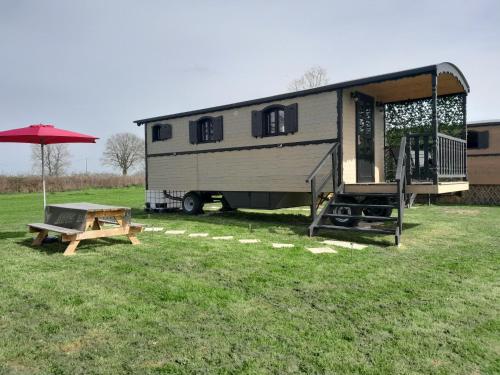 L'Insolite de Nathcy — hotel in Dompierre-Sur-Besbre