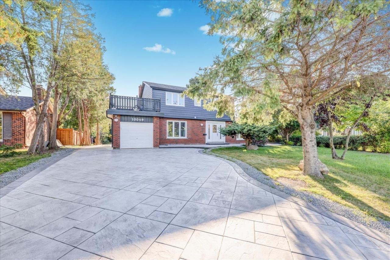 Stunning 7 Br RougeView Home with 2 Kitchens 5 Bathrooms Amazing Backyard & 8 Car Parking — 4-Star Luxury Hotel in Toronto, Canada