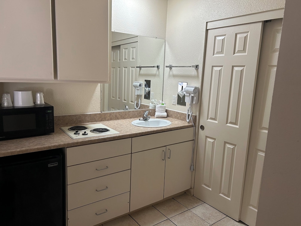 California Suites Hotel - photo 14