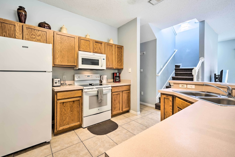 Kissimmee Resort Townhome w Pool 7 Mi to Disney - photo 15