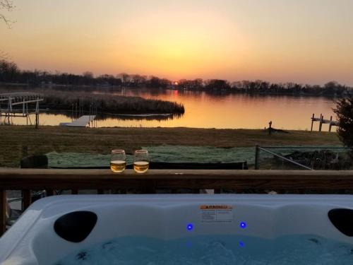 Gorgeous Nautical 2bed 2bath Lake House Chain O Lakes with Hot Tub — 4-Star Luxury Hotel in Ingleside, United States