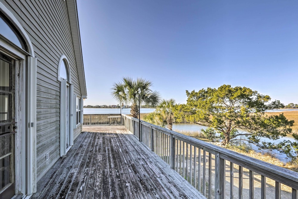Cozy Waterfront Island House on Live Oak Island — 4-Star Luxury Hotel in Crawfordville, United States