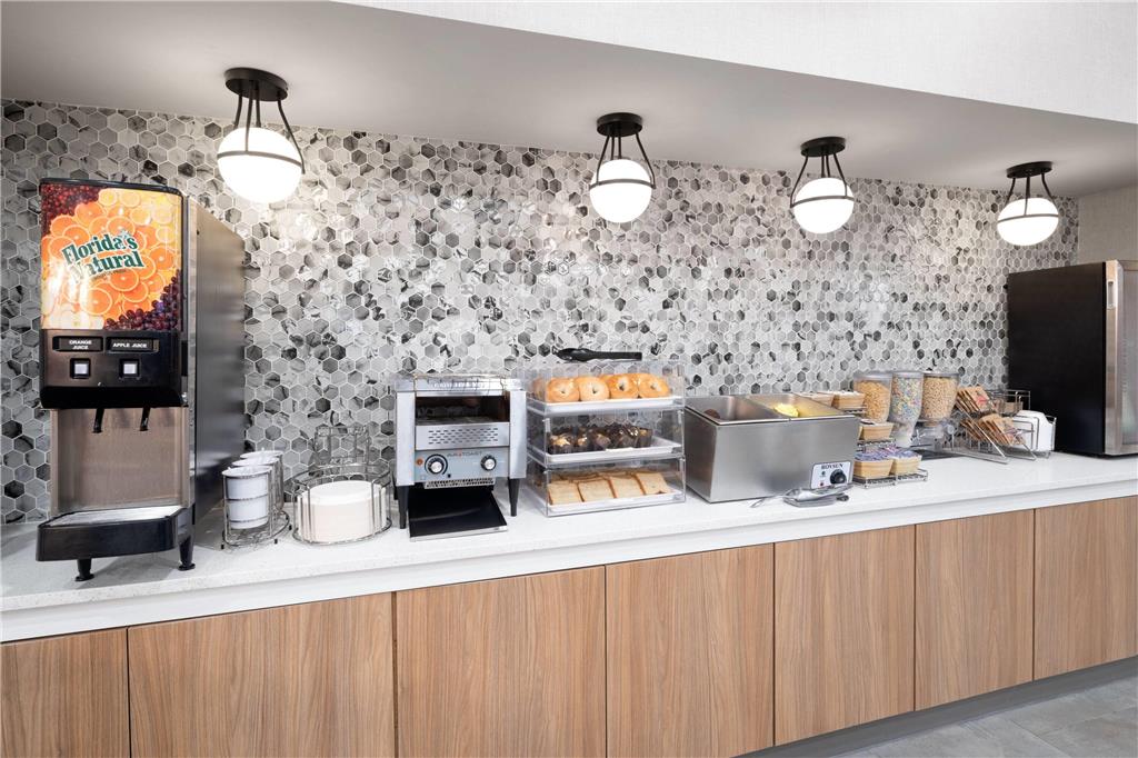 La Quinta Inn & Suites by Wyndham Raleigh Cary - photo 31